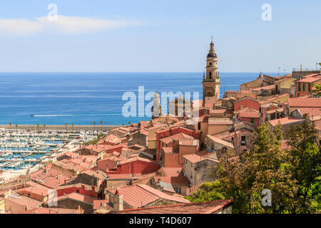 Frankreich, Alpes Maritimes, Menton, Blick über die Dächer der Altstadt und die Kirchtürme von St. Michel Archange Basilika // Frankreich, Alpes-Maritimes (06), Stockfoto