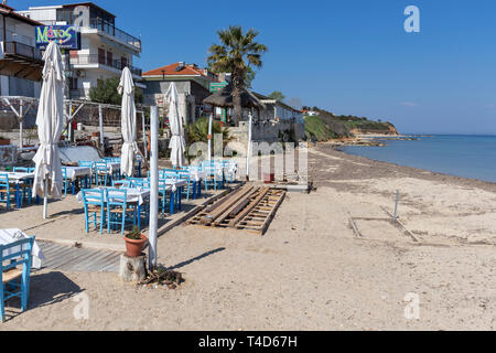 NEA FOKEA, Kassandra, Griechenland - 31. MÄRZ 2019: Panorama der Stadt Nea Fokea, Kassandra, Chalkidiki, Zentralmakedonien, Griechenland Stockfoto