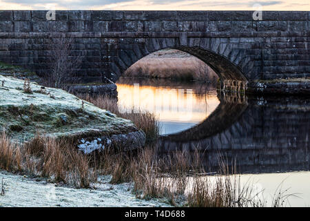 Dawn Licht spiegelt sich auf dem Wasser unten, blackton Brücke auf der Pennine Way Fußweg, Baldersdale, Teesdale, County Durham, UK Stockfoto