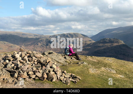 Wanderer genießen die Aussicht in Richtung Helm Crag von Silber wie, Grasmere, Lake District, Cumbria, Großbritannien Stockfoto