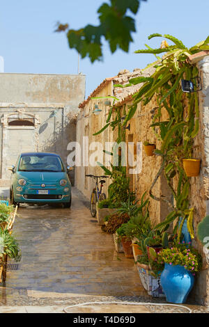 Blick auf eine charakteristische Gasse von Marzamemi, Provinz von Syrakus, Sizilien, Italien Stockfoto