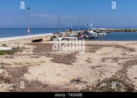 NEA FOKEA, Kassandra, Griechenland - 31. MÄRZ 2019: Panorama der Stadt Nea Fokea, Kassandra, Chalkidiki, Zentralmakedonien, Griechenland Stockfoto