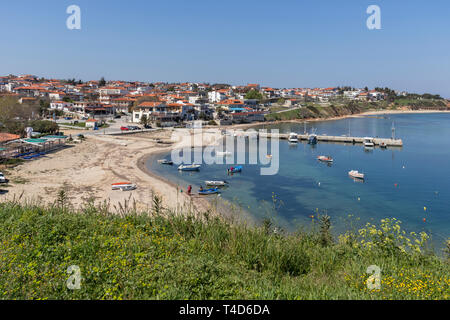 NEA FOKEA, Kassandra, Griechenland - 31. MÄRZ 2019: Panorama der Stadt Nea Fokea, Kassandra, Chalkidiki, Zentralmakedonien, Griechenland Stockfoto