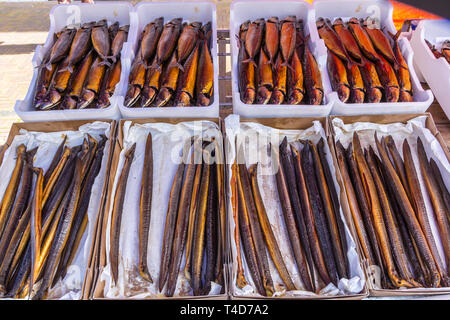 Vorbereitet und geräucherte Aale und Makrele closeup in lokalen europäischen Fischmarkt in Den Haag, Niederlande Stockfoto