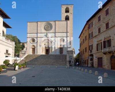 Todi Umbrien Italia Italien. Piazza del popolo Blick auf "Concattedrale di Santa Maria Annunziata" oder Duomo dell'Annunziata gebaut XII Jahrhundert romanischen Stockfoto