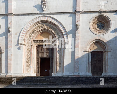 Todi Umbrien Italia Italien. Über äußere architektonische Element der Dom Santa Maria Annunziata" Detail. Die verzierten Eingang im gotischen Stil Stockfoto