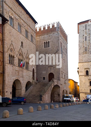 Todi Umbrien Italia Italien. Piazza del Popolo entfernt. Stadtbild von der Kathedrale über den mittelalterlichen Palästen 'Palazzo del Popolo' 1213, 'Palazzo del Capitano' Stockfoto