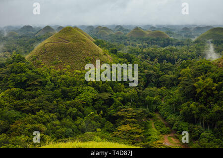 Die mystischen Blick auf die Chocolate Hills bei Regenwetter, Bohol, Philippinen Stockfoto