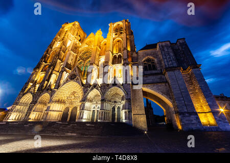 Westfassade der Kathedrale Saint-Etienne in der Dämmerung, Bourges, Center-Val de Loire, Frankreich Stockfoto