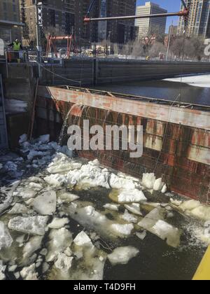 Eine Fremdfirma Besatzungen Aufzüge stahl Schotte auf der vorderen Seite des St. Anthony Falls Lock am 20. März eine heikle Manöver im Vorfeld der zu erwartenden hohen Flows, die sich aus der Schneedecke abgeschlossen im Mississippi Oberläufe schmelzen. Für fast zwei Wochen Mitarbeiter und Personal von der Wartung und Reparatur Abschnitt brachen die Dämme des Eis, das unterhalb der Schotte angesammelt hatte, um sicherzustellen, dass die Mitra Tore und tainter Gate funktionsfähig waren und die Schotten würden nicht während der Ausbau mit Hilfe eines Krans. Mit dem Schotten entfernt, die Website kann nun verwendet werden, um potenziellen Flut impa zu verringern Stockfoto