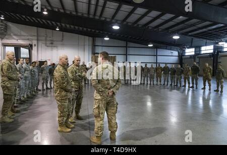 Tech. Sgt. William Martineau, 436Th Antenne Anschluss Squadron spezielle Handhabung Supervisor, spricht mit Generalmajor Sam Barrett, 18 Air Force Commander, und Chief Master Sgt. Chris Simpson, 18 AF-Befehl Chief, Scott Air Force Base, Illinois, nahe dem Ende ihrer Tour der Super Port März 19, 2019, auf Dover Air Force Base, Del Air Mobility Command Sohle Air Force nummeriert, 18 Air Force stellt sicher, dass die Bereitschaft und Erhaltung von rund 36.000 aktive Aufgabe, Air Force Reserve und zivile Flieger bei 12 Flügeln und einer Stand-alone-Gruppe. Mit mehr als 400 Flugzeuge, 18 AF unterstützt Amcs worldwid Stockfoto