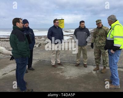 Ein Team von US-Armee Korps der Ingenieure Buffalo, Distrikt, einschließlich Büffel District Commander Lieutenant Colonel Jason Toth, Trek, um das Dorf von Fair Haven mit lokalen Beamten und Stakeholder zu erfüllen, sich aus erster Hand einen Blick auf die fehlerhafte Stahl Spundwand auf dem Fair Haven West Pier, Fair Haven, NY, 19. März 2019 zu erhalten. Stockfoto