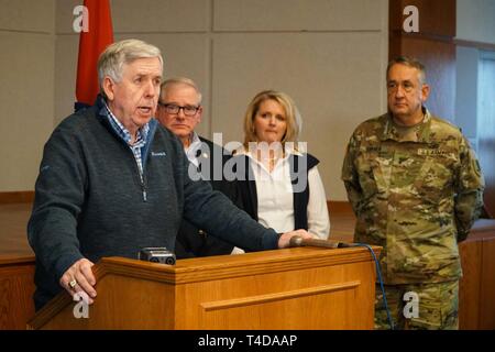 Missouri Gouverneur Mike Parson spricht mit Reportern über die Antwort des Staates zu Überschwemmungen im nordwestlichen Teil des Staates Rosecrans Air National Guard Base, St. Joseph, Mo, 21. März 2019. Parson Ausnahmezustand als Hochwasser von der Missouri River wurde die Teile an den Staat. Stockfoto