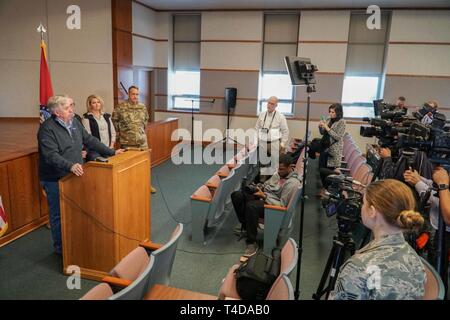 Missouri Gouverneur Mike Parson spricht mit Reportern über die Antwort des Staates zu Überschwemmungen im nordwestlichen Teil des Staates Rosecrans Air National Guard Base, St. Joseph, Mo, 21. März 2019. Parson Ausnahmezustand als Hochwasser von der Missouri River wurde die Teile an den Staat. Stockfoto