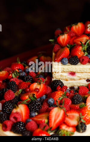 Foto von Honig Kuchen mit Beeren close-up Stockfoto