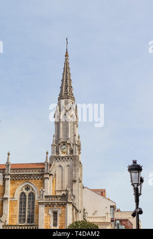 Die Fassade der alten Kirche in Spanien im neo-gotischen Stil. Stockfoto