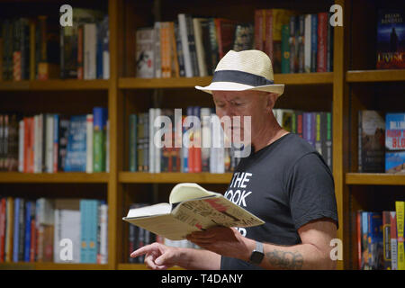 Autor Irvine Welsh sprechen und Kopien von seinem neuen Buch "tote Männer Hosen an Bücher und Bücher Gables unterzeichnen am 14. März 2019 in Coral Gables, Florida. Mit: Irvine Welsh Wo: Coral Gables, Florida, United States Wenn: 14 Mar 2019 Credit: Johnny Louis/WENN.com Stockfoto