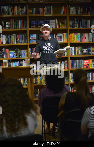 Autor Irvine Welsh sprechen und Kopien von seinem neuen Buch "tote Männer Hosen an Bücher und Bücher Gables unterzeichnen am 14. März 2019 in Coral Gables, Florida. Mit: Irvine Welsh Wo: Coral Gables, Florida, United States Wenn: 14 Mar 2019 Credit: Johnny Louis/WENN.com Stockfoto