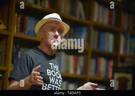 Autor Irvine Welsh sprechen und Kopien von seinem neuen Buch "tote Männer Hosen an Bücher und Bücher Gables unterzeichnen am 14. März 2019 in Coral Gables, Florida. Mit: Irvine Welsh Wo: Coral Gables, Florida, United States Wenn: 14 Mar 2019 Credit: Johnny Louis/WENN.com Stockfoto