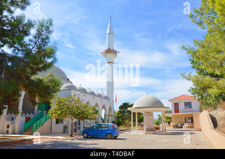 Wunderschönes Gebäude der islamischen Moschee an einem sonnigen Tag mit ein paar Touristen und angrenzenden Parkplatz genommen. Stockfoto