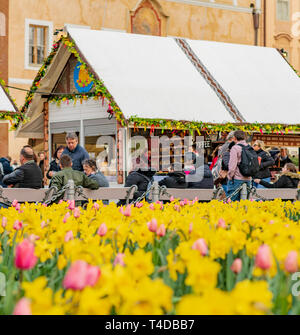 Prag, Tschechien - 10. APRIL 2019: Massen an Ostermarkt in Prague Old Town Square von Blumen Narzissen umgeben Stockfoto