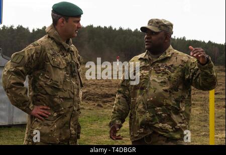 Brig. Gen. Leigh Tingey, stellvertretender kommandierender General der 1. gepanzerten Abteilung von Fort Bliss in Texas, spricht mit Maj Douglas Sims, ein Operations Officer mit dem 1 Battalion, 35th Armored Regiment, 2nd Brigade Combat Team, 1st Armored Division, über die Ausbildung Bereich während einer Live-fire Übung in Drawsko Pomorskie, Polen, 24. März. An der Richtung des Verteidigungsministers der 2. Gepanzerten Brigade Combat Team, 1. Panzerdivision, bereitgestellt von Europas Fähigkeit der US-Armee zu schnell Alert, Recall zu üben und im Notfall bereitzustellen. Us-Fo Stockfoto