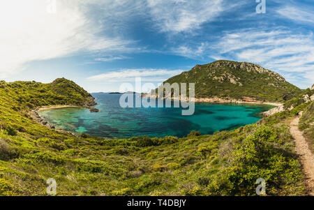 Panorama Blick von afionas Beach (Porto Timoni) mit kristallklarem azurblauem Wasser und leere Strände in Corfu (Korfu, Griechenland, Europa) Stockfoto