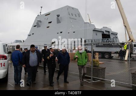 KETCHIKAN, ALASKA (Mar 23, 2019) Geführte Anti-raketen-Zerstörer USS Zumwalt (DDG 1000) befehlshabenden Offizier, Kapitän Andrew Carlson geht mit Stadt von Saxman Bürgermeister Frank Seludo, Stadt der Ketchikan Bürgermeister Robert Sivertsen und Ketchikan Gateway Borough Bürgermeister David Landis. Zumwalt ist die Durchführung einer port Besuch in Ketchikan als Teil ihrer Routinetätigkeiten im östlichen Pazifik. Zumwalt Klasse Zerstörer bieten die Marine mit agilen militärische Vorteile im Meer und mit Bodentruppen an Land. Stockfoto