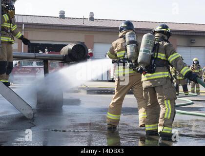 Die Republik Korea Air Force Feuerwehrmann löscht ein Brand während einer US Air Force Mitglied der 51. Bauingenieur Geschwader zugewiesen während Live Fire Training am Osan Flughafen, der Republik Korea, 22. März 2019 unterstützt. Die gemeinsame Ausbildung Durchgang und baut auf Partnerschaften zwischen der Organisation. Stockfoto