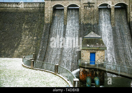 Wasserauslass des Überlauf des Staudamms von Bruchertalsperre Stockfoto