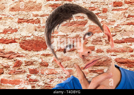 Camouflage - Mann vor einer Wand getarnt Stockfoto