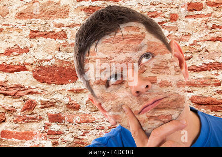 Camouflage - Mann vor einer Wand getarnt Stockfoto