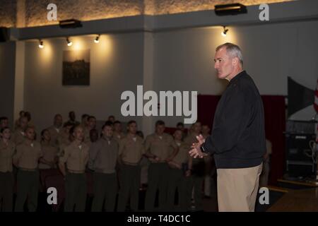 SAN DIEGO (23. März 2019) hinten Adm. Mike Bernacchi, Commander, Naval Service Training Befehl, spricht mit Midshipmen zu Naval Reserve Officer Training Corps (NROTC), San Diego, an der Bob Hoffnung Theater an Bord der Marine Corps Air Station Miramar. Die NROTC Programm entwickelt Midshipmen geistig, moralisch und physisch, während Sie mit den höchsten Idealen der Pflicht, Ehre und Loyalität in der Vorbereitung für eine künftige Kommission auf College Graduation entweder als Fähnrich in der Marine oder 2. Lt in der Marine Corps. Stockfoto