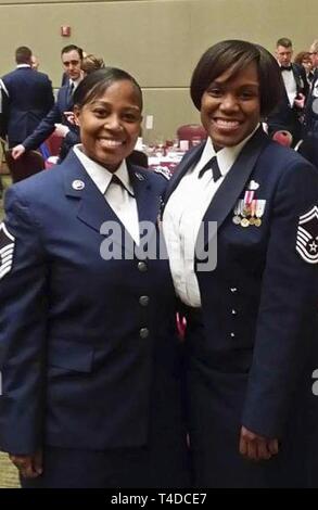 Senior Master Sgt. LaTasha Mitchell (rechts) und ihr Cousin, Master Sgt. Nephatearia Jenkins an einem Colorado Air National Guard Senior Noncommissioned Officer Induktion Zeremonie. Mitchell dient nun als der 136 Airlift Wing command Chief. Stockfoto