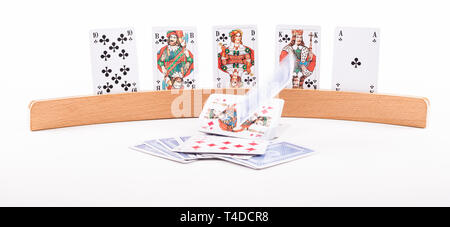 Playing Card Inhaber mit fallender Karten in den Vordergrund Stockfoto