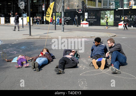 Aussterben rebellion Klima Demonstranten blockieren Straßen im Zentrum von London Stockfoto