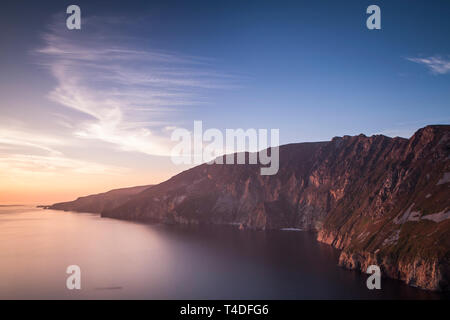 Slieve League oder Sliabh Liag bei Sonnenuntergang, County Donegal Atlantikküste Irland Stockfoto