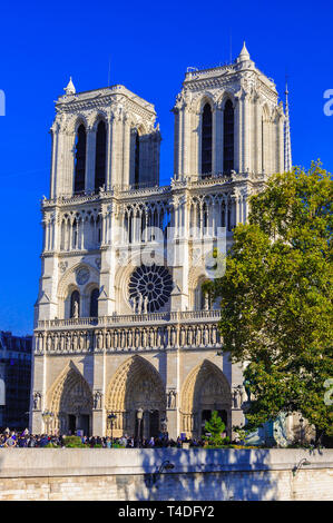 PARIS, Frankreich, 15. APRIL 2019: die Kathedrale Notre Dame de Paris in Frankreich. Gotische Architektur Stockfoto