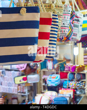 Der Große Basar in Teheran, Reihen von bunten textile Kunsthandwerk Geschäfte, Taschen vorne, Iran Stockfoto