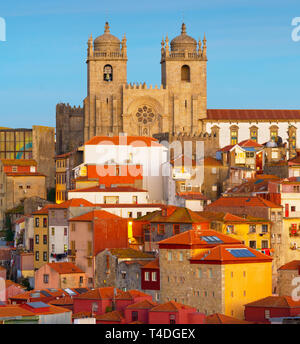 Dämmerung Blick von Ribeira historischen Viertel. Porto, Portugal Stockfoto