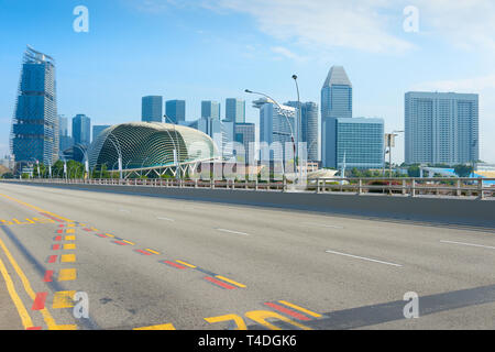 Leere Straße, modernen Wolkenkratzern und Esplanade Theatre on the Bay in Singapur Stockfoto