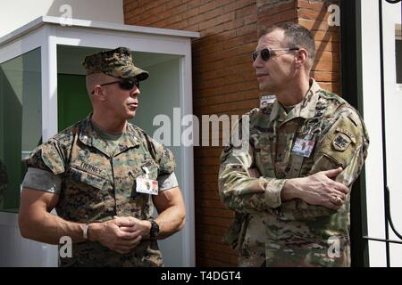 Brigadier General Eric Folkestad (rechts), der US-Armee Afrika stellvertretender Kommandierender General des US Marine Corps, und Oberstleutnant Winston Tierney (links), dem Afrikanischen Löwen führen übung Planer mit US Marine Corps Kräfte in Europa und in Afrika, die Betriebe der Übung afrikanischer Löwe 2019 an der südlichen Zone Hauptsitz in Agadir, Marokko, 25. März 2019 diskutiert. Afrikanischer Löwe2019 ist eine Vorsitzende des Generalstabs - geförderte, US Africa Command - festgelegt, MARFOREUR/AF-led, gemeinsame und kombinierte Übung im Königreich Marokko mit einem in Tunesien Sprachen durchgeführt. Stockfoto