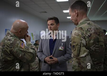 Major General Roger Cloutier (links), die US-Armee Afrika kommandierender General, Alex Valdes (Mitte), der USARAF führen Routenplaner für Übung afrikanischer Löwe 2019, und Brig. Gen. Eric Folkestad (rechts), der US-Armee Afrika stellvertretenden kommandierenden General, die Übung in der gemeinsamen Operation Center an der südlichen Zone Hauptsitz in Agadir, Marokko, 25. März 2019 diskutiert. Afrikanischer Löwe2019 ist eine Vorsitzende des Generalstabs - geförderte, US Africa Command - festgelegt, US Marine Corps Kräfte in Europa und in Afrika-led, gemeinsame und kombinierte Übung im Königreich Marokko mit einem in Tunesien Sprachen durchgeführt. Stockfoto