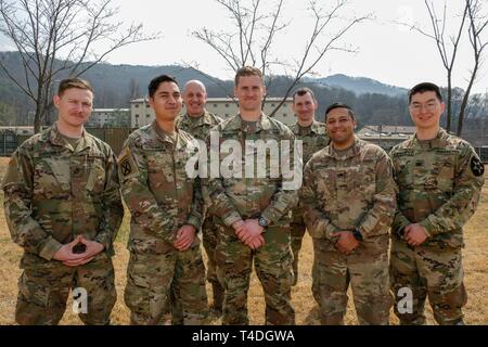 Combat Medic Spezialisten für die Zentrale und Sitz der Batterie, 1 Battalion, 38th Field Artillery Regiment zugeordnet, 210Th Field Artillery Brigade, stehen zusammen für ein Gruppenfoto, März 28, 2019, Camp Casey, Republik Korea. 1-38 weit Mediziner verbrachte viel der Woche Training über die Grundlagen, um ihre Expertise als Mediziner zu erhöhen und sicherzustellen, dass sie in der Lage sind, die medizinische Versorgung in einem Feld Umgebung zu bieten. Stockfoto