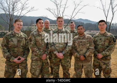 Combat Medic Spezialisten für die Zentrale und Sitz der Batterie, 1 Battalion, 38th Field Artillery Regiment zugeordnet, 210Th Field Artillery Brigade, stehen zusammen für ein Gruppenfoto, März 28, 2019, Camp Casey, Republik Korea. 1-38 weit Mediziner verbrachte viel der Woche Training über die Grundlagen, um ihre Expertise als Mediziner zu erhöhen und sicherzustellen, dass sie in der Lage sind, die medizinische Versorgung in einem Feld Umgebung zu bieten. Stockfoto