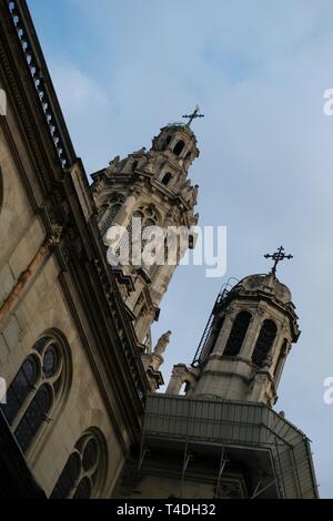 Sie suchen den Stein an Türmen und Kruzifixe auf einer historischen Kirche in Paris, Frankreich gegen bewölkt blauer Himmel Stockfoto