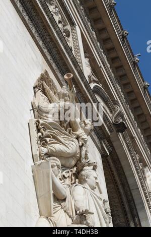 Detail einer steinbildhauerei eines Engels triumphierend weht ein Horn auf der Außenseite des Arc de Triomphe, Paris, Frankreich. Anschaulich beleuchtet durch helles Sonnenlicht Stockfoto