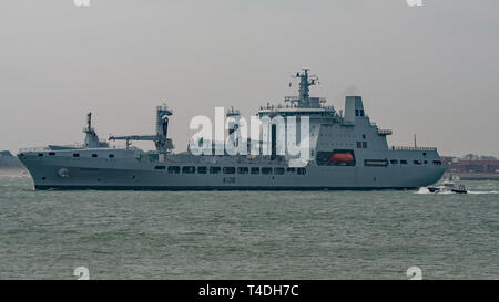 Die britische Royal Fleet Auxiliary, Nachschub und Betankung tanker RFA Tidesurge (A 138) Abfahrt Portsmouth, Großbritannien am 15. April 2019. Stockfoto