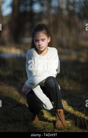 Zwölf Jahre alten cute girl portrait im Freien. Stockfoto