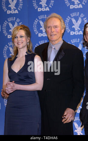 LOS ANGELES, Ca. Februar 07, 2004: Schauspieler und Regisseur Clint Eastwood mit Schauspielerin Laura Linney auf der 56. jährlichen Directors Guild Awards in Century City, Los Angeles, CA. Stockfoto